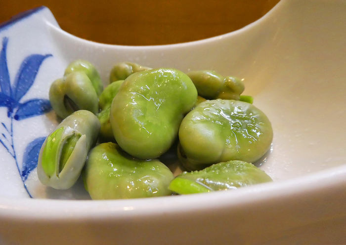 Full of umami! A taste of spring and early summer, picture of boiled fava beans with salt