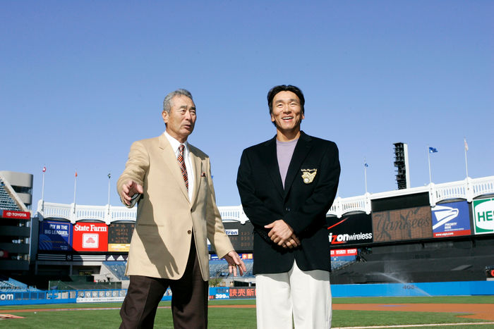 2007 MLB Hideki Matsui reaches 2000 hits in Japan and the U.S. Joined the Famous Baseball Hall of Fame Masaichi Kaneda, Hideki Matsui  Yankees  MAY 6, 2007   MLB : Hideki Matsui  R   55 of the New York Yankees is congratulated on his 2000th hit by Masaichi Kaneda  L , president of the Meikyukai or Japanese Golden Players Club after the 2007 MLB American League game between New York Yankees 5 0 Seattle Mariners at Yankee Stadium in the Bronx of New York City, USA. Yankees 5 0 Seattle Mariners at Yankee Stadium in the Bronx of New York City, USA.  Photo by Thomas Anderson AFLO   0903   JAPANESE NEWSPAPER OUT 