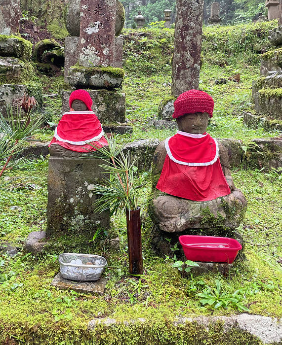 Jizo in red apron Koyasan Okuno-in