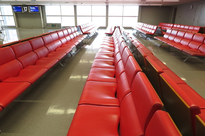 Departure lobbies of international airports with no people, rows of long seat-type benches (Kansai International Airport)