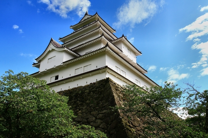 Tsurugajo Castle in Aizu Wakamatsu stands dignified against the blue sky...