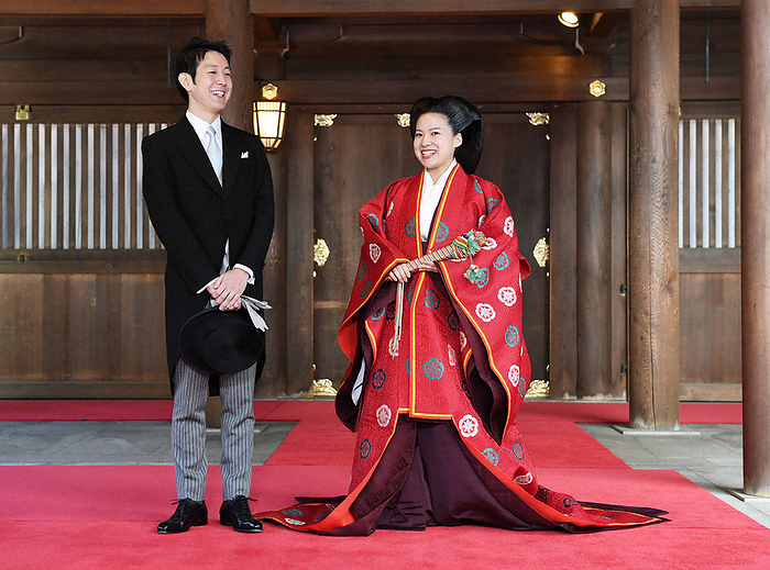 Princess Ayako marries at Meiji Shrine Ayako, the third daughter of Prince Takamado, and Toshi Moriya answer questions from reporters.