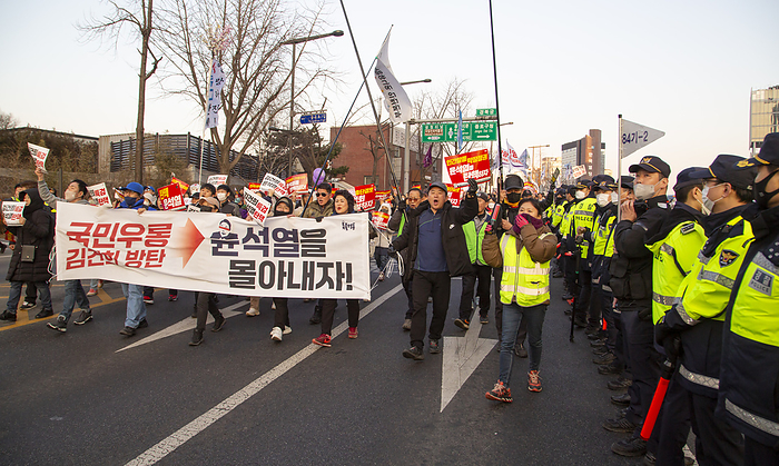 South Koreans demand the impeachment of President Yoon Suk Yeol at a rally in Seoul Protest demanding the impeachment of President Yoon Suk Yeol, Feb 17, 2024 : South Koreans hold a protest demanding the impeachment of President Yoon Suk Yeol in Seoul, South Korea as they march in front of the Japanese embassy in Korea. Thousands of people attended the rally. Participants demanded Kim Keon Hee, wife of President Yoon, to accept investigation by a special prosecution as they insist the first lady has been manipulating state affairs. Kim came under fire after video footage was released in November 2023 of her receiving a Christian Dior bag, valued at around US 2,200 from a Korean American pastor in September 2022. The placard reads,  Let s remove Yoon Suk Yeol from presidency who ridicule people and protect Kim Keon Hee  .  Photo by Lee Jae Won AFLO 