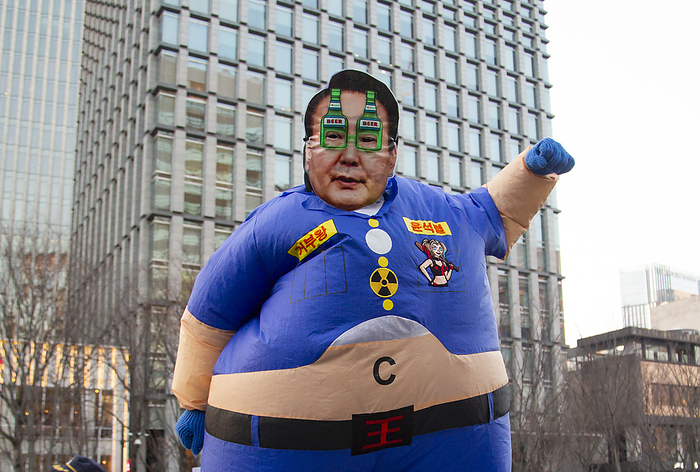 South Koreans demand the impeachment of President Yoon Suk Yeol at a rally in Seoul Protest demanding the impeachment of President Yoon Suk Yeol, Feb 17, 2024 : A South Korean protester wearing a cut out of the portrait of President Yoon Suk Yeol performs to satirize Yoon who protesters insist, likes drinking and plays a king, during a rally demanding the impeachment of Yoon in Seoul, South Korea. Thousands of people attended the rally. Participants demanded Kim Keon Hee, wife of President Yoon, to accept investigation by a special prosecution as they insist the first lady has been manipulating state affairs. The Korean letters read,  Yoon Suk Yeol, the king to exercise his veto power against the legislations  that the main opposition Democratic Party railroaded through the National Assembly  . The Chinese letter reads, King .  Photo by Lee Jae Won AFLO 