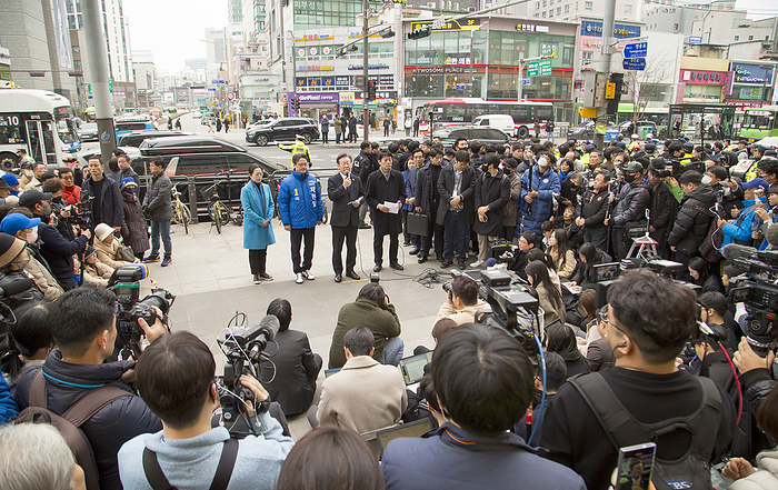 Lee Jae Myung, leader of the main opposition Democratic Party of South Korea Lee Jae Myung, Mar 5, 2024 : Lee Jae Myung  C , leader of the main opposition Democratic Party  DP , speaks to the media during his visit to a market in Seoul s Yeongdeungpo district, South Korea, in support of a DP candidate for the region in the April 10 general elections.  Photo by Lee Jae Won AFLO 