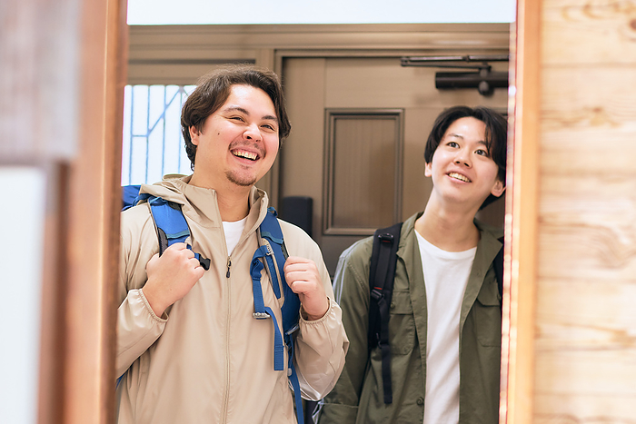 Japanese and foreign men at the entrance