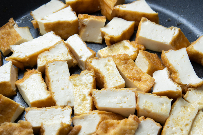 Cooking scene of pan-frying thick fried bean curd.