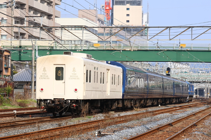 EF210 class + Mani 50 class + Series 2100 - THE ROYAL EXPRESS - (Yosan Line: Kosai - Takamatsu)
