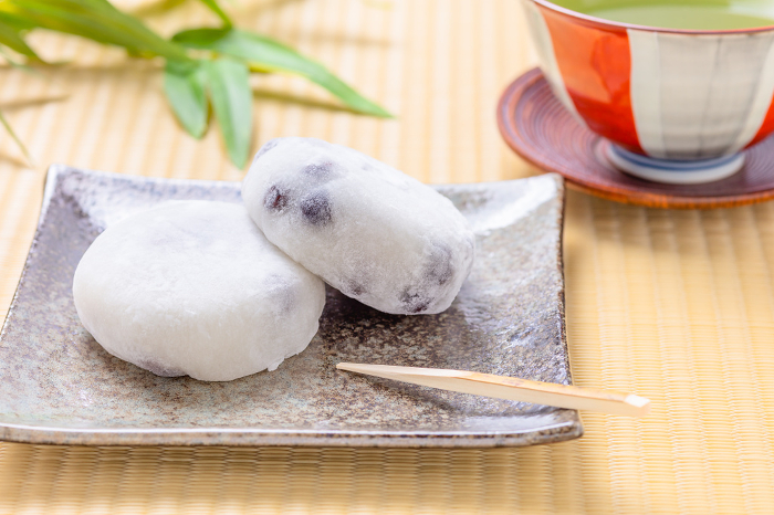 mame daifuku (sweet bean jelly made from rice or glutinous millet flour with sweet bean paste)
