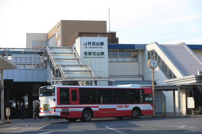 JR Ishiyama Station/Keihan Ishiyama Station building and rotary in front of the station