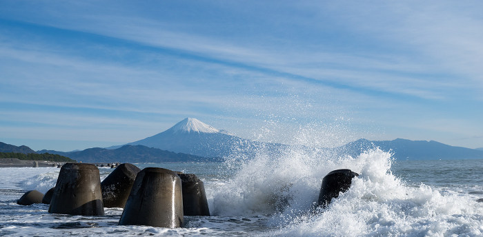 Splashing Waves and Mt.