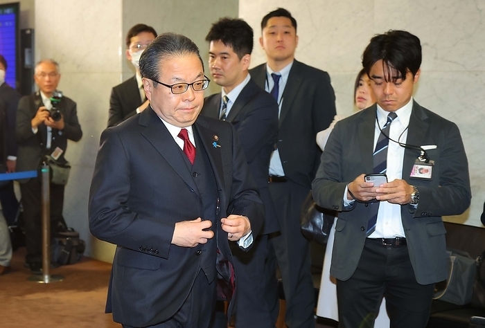 Political Fund Issues: Political Ethics Examination Committee in the House of Councillors House of Councillors Political Ethics Committee  Former Secretary General of the House of Councillors Hiroshige Seko heads to the committee room