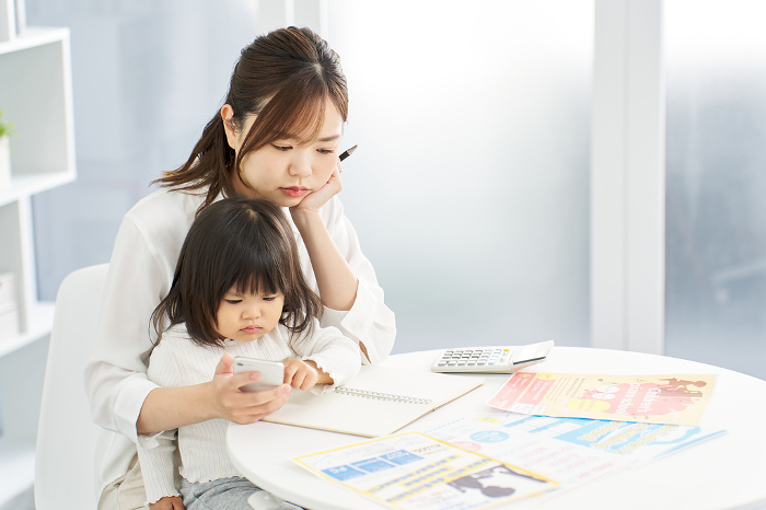 Japanese woman choosing a lesson for her child (People)