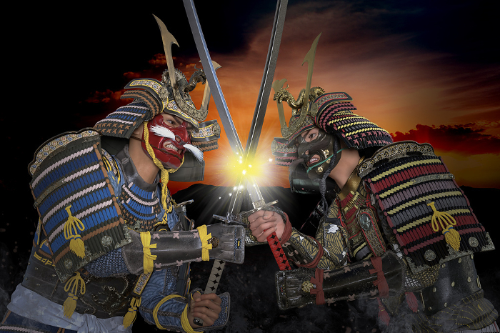 Warlords are attacking fiercely with Japanese swords in a tsubagakure match.