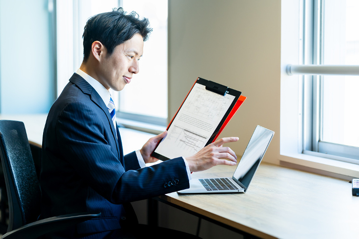 Japanese businessperson working in an office (Male / People)
