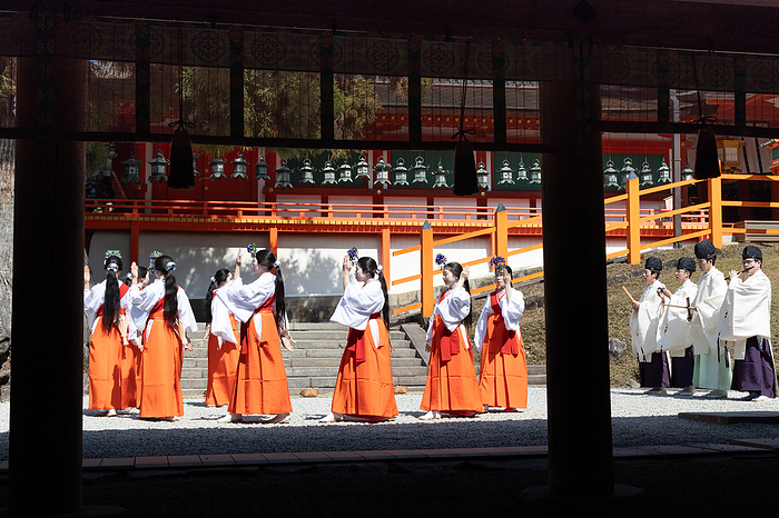 Kasuga Taisha Shrine Apple Garden Rice Planting Ceremony Rice Planting Dance Nara City, Nara Prefecture A rice planting dance of Yaotome women is performed to the songs of Kagura men and musical instruments  scepter clapper, copper clapper, sasara, and kagura flute .