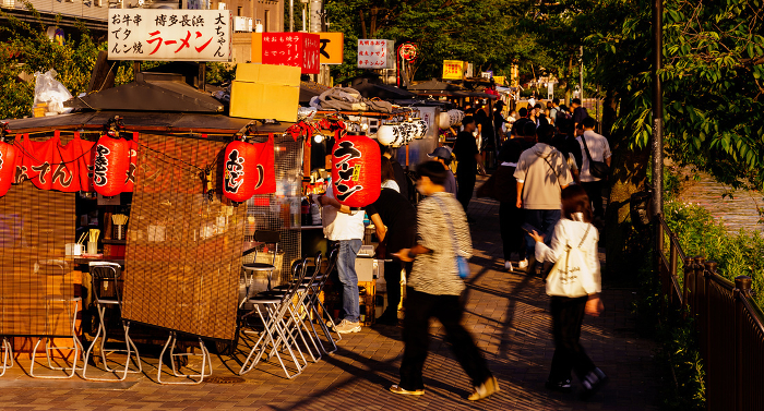 A scene from a street stall in Nakasu, Hakata, Fukuoka [Image of entertainment district in Fukuoka City].