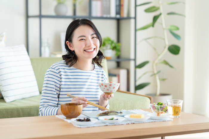 Young Japanese woman eating breakfast (People)