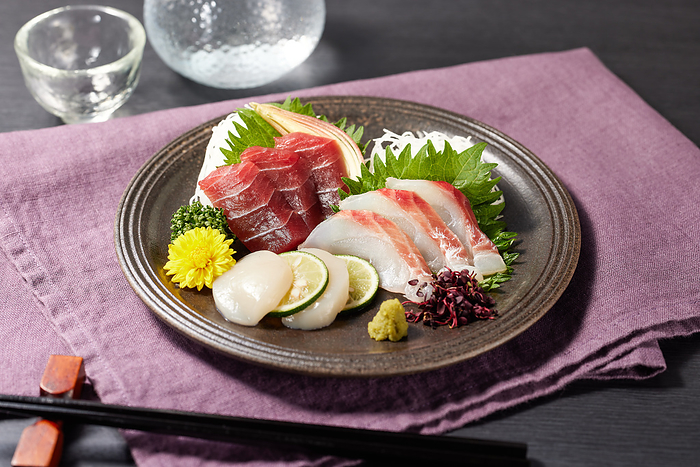 sashimi (raw sliced raw fish, shellfish or crustaceans)