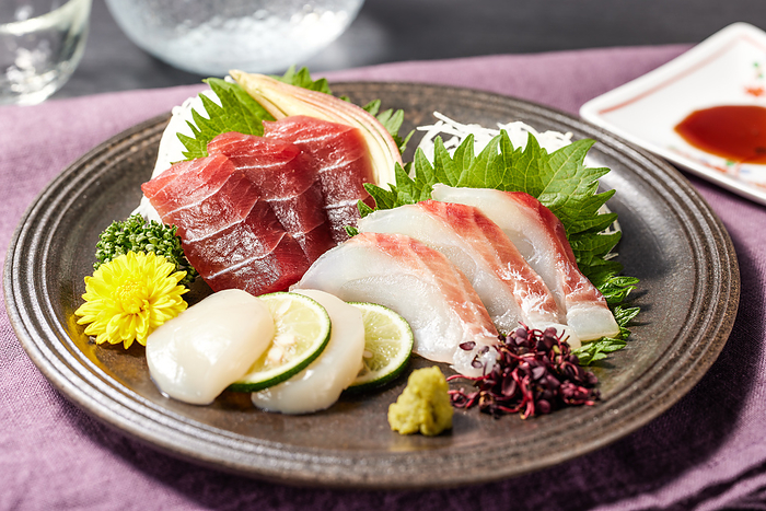 sashimi (raw sliced raw fish, shellfish or crustaceans)