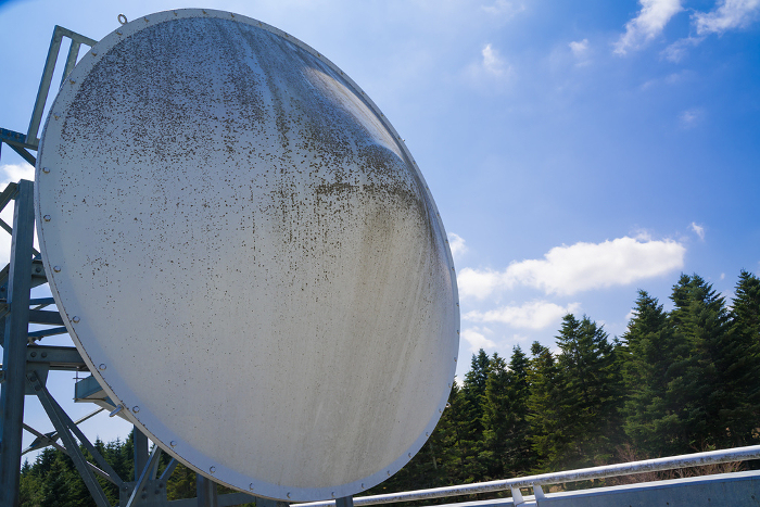 Weather radar with parabolic antenna