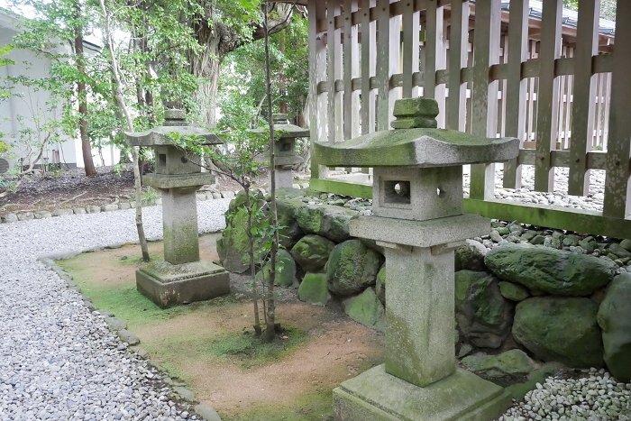 Scenery with stone lanterns