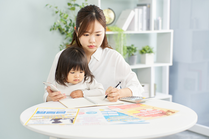 Japanese woman choosing a lesson for her child (People)