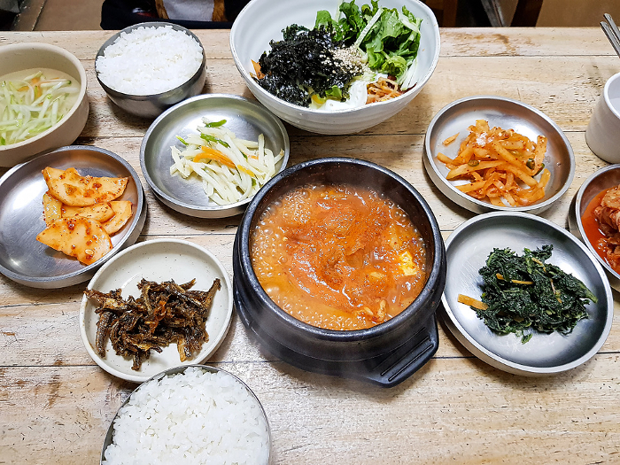 Kimchi stew and various side dishes