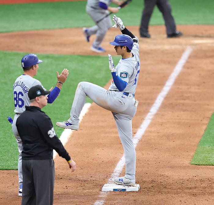 2024 MLB Seoul Opening Game 1 March 20, 2024 Padres x Dodgers, 1st and 2nd bases in the 8th inning Shohei Ohtani celebrates with 1st base coach McCullough after hitting a timely shot Location   Takashaku Sky Dome Camera   Takuya Nakata