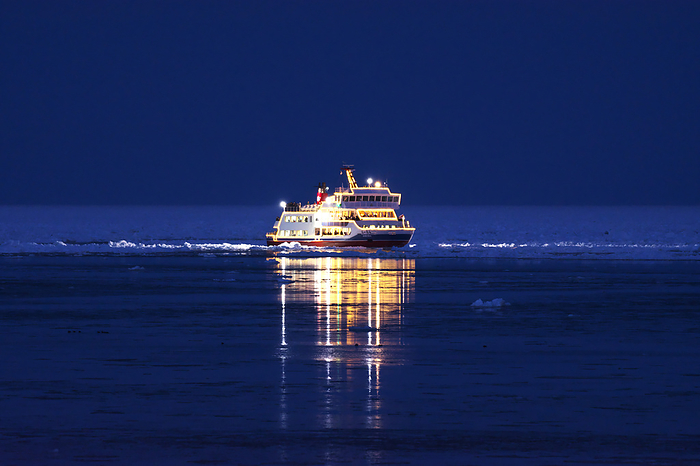 Drift Ice Sunset Cruise with Icebreaker Orora, Hokkaido, Japan  9 C