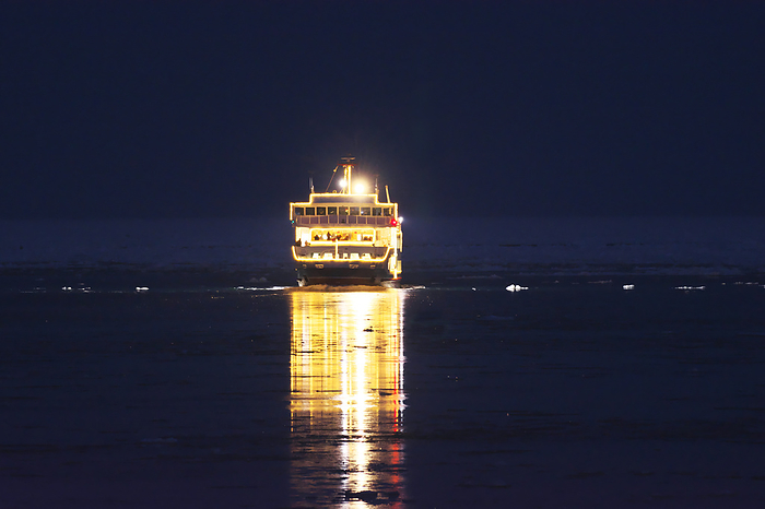 Drift Ice Sunset Cruise with Icebreaker Oorora, Hokkaido, Japan  9 C