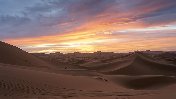 Sunrise in the desert, dunes, Erg Chebbi, Sahara, Merzouga, Morocco, Africa, by Sonja Jordan