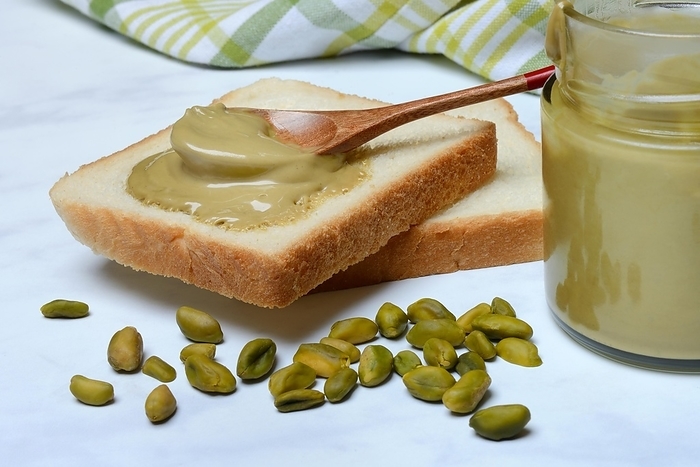 Pistachio cream with spoon on slices of bread, pistachio, by Jürgen Pfeiffer
