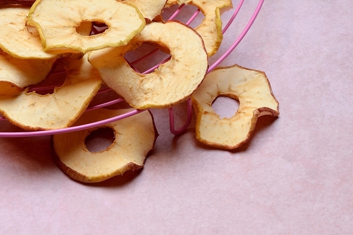 Dried apple rings on a grid, dried fruit, by Jürgen Pfeiffer