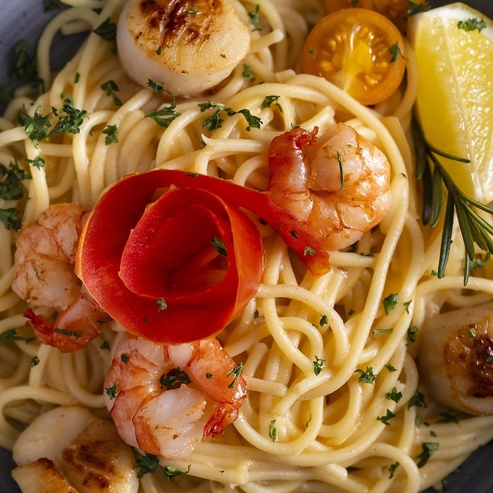 Spaghetti with scallops and prawns, by Pius Koller