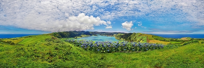 360° panorama of the Caldeira das Sete Cidades with the crater lake Lagoa Azul and blue horternsia bush with a view of the vast Atlantic Ocean, crater circular hiking trail, Caldeira das Sete Cidades, Lagoa Azul, Sao Miguel, Portugal, Europe, by (Mehrfach-Werte)