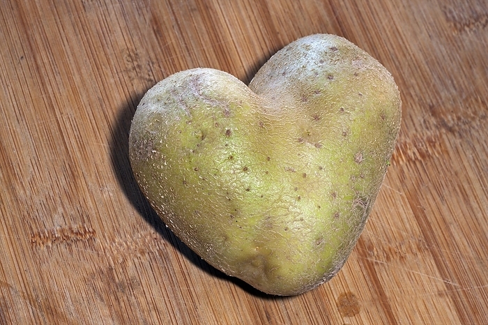 Heart-shaped potato on table, by alimdi / Arterra / Johan De Meester
