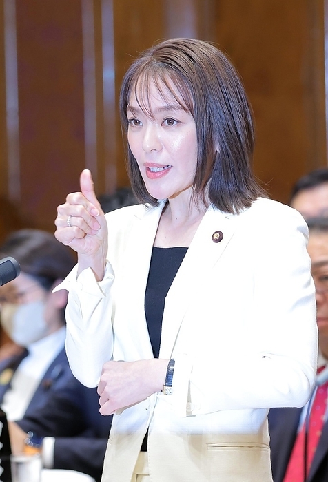 Budget Committee of the House of Councillors Eriko Imai, a member of the Budget Committee of the House of Councillors, asking a question while using sign language.