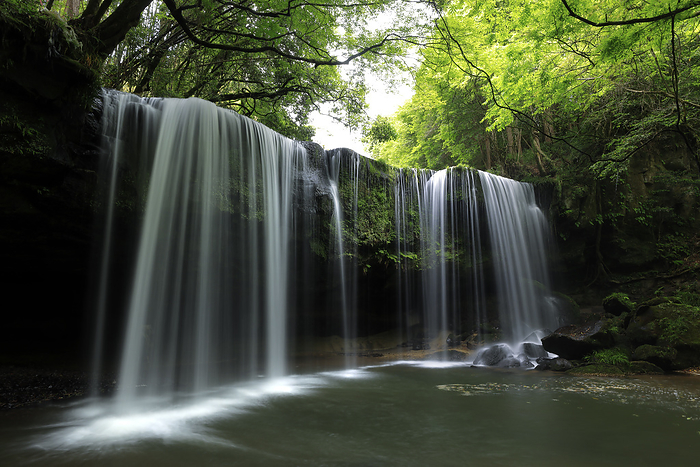 Nabegataki Waterfall of fresh green Kumamoto Pref.