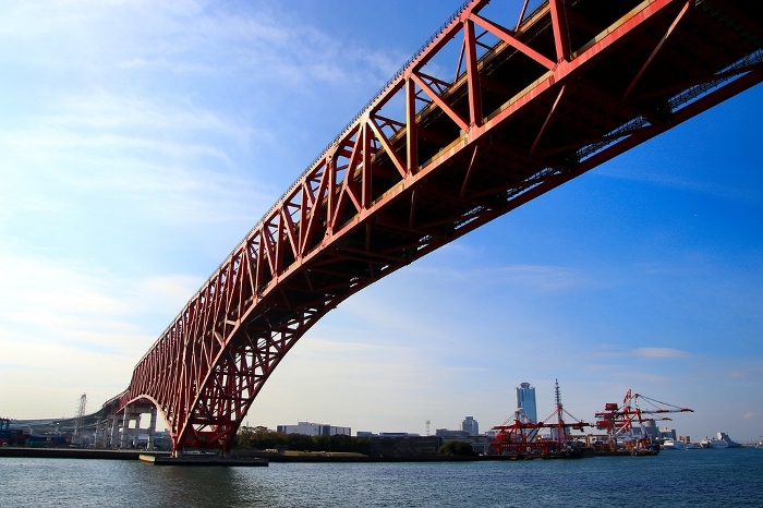Total length: 980 m, center span: 510 m! The longest truss bridge in Japan... 