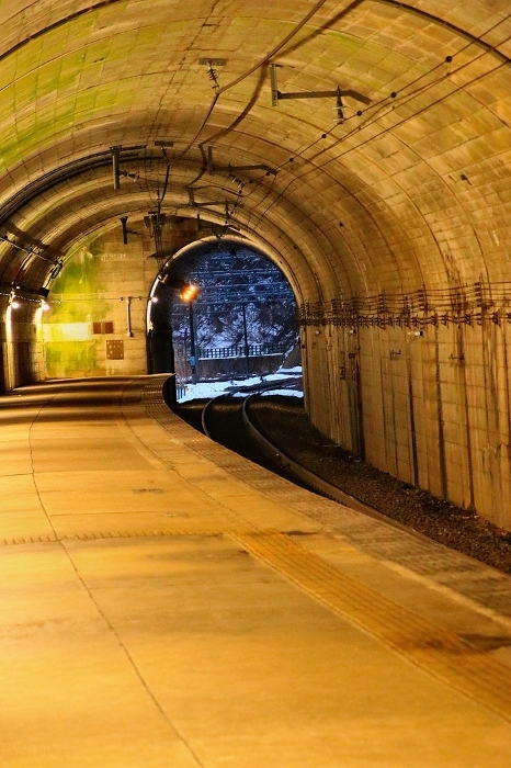 A station in a tunnel! Unexplored station on the Joetsu Line... Yuhiso Station on the Joetsu Line