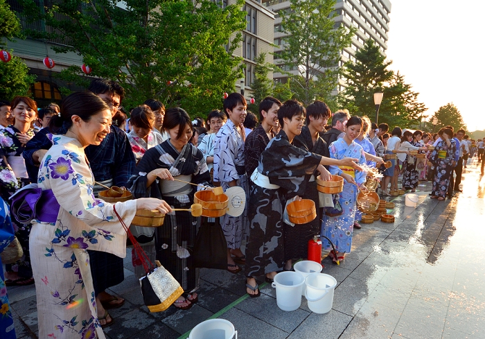 Annual water sprinkling in Marunouchi Minister Ishihara also participated in a happi coat July 25, 2014, Tokyo, Japan   Workers from the offices around Tokyo Station change their clothes to summer robes as they take part in sprinkling water, Japan s long standing custom to keep temperatures down, during an event on the main boulevard leading from the capital s central railroad station to the Imperial Palace on Friday, July 25, 2014.  Photo by Natsuki Sakai AFLO  AYF  mis 