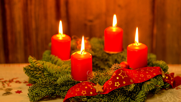 Weihnachten Adventskranz mit 4 brennenden Kerzen auf altem Holz Weihnachten Adventskranz mit 4 brennenden Kerzen auf altem Holz, by Zoonar SWernerNey