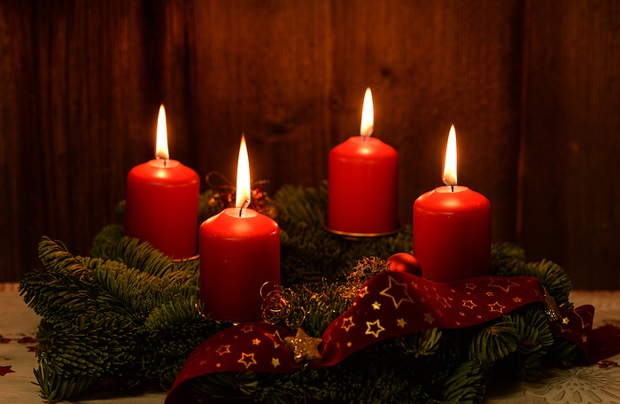 Weihnachten Adventskranz mit 4 brennenden Kerzen auf altem Holz Weihnachten Adventskranz mit 4 brennenden Kerzen auf altem Holz, by Zoonar SWernerNey
