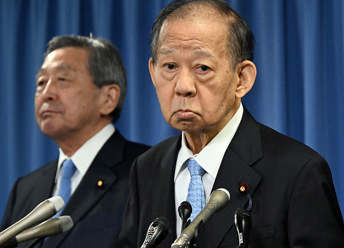 Former LDP Secretary General Toshihiro Nikai announces his intention not to run in the next lower house election at a press conference. Former LDP Secretary General Toshihiro Nikai announces his intention not to run in the next lower house election at a press conference. Mikio Hayashi is at the back left.