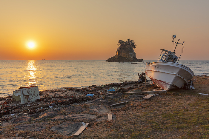 Noto Peninsula Earthquake, Ishikawa Prefecture, Japan Boat washed up by the tsunami, Mitsukejima Island collapsed by the earthquake, and the morning sun