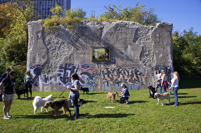 NA Pet owners spend time outdoors with their dogs at a canine club along the Dequindre Cut in Detroit, Michigan, USA  Detroit, Michigan, United States of America, by Melissa Farlow   Design Pics