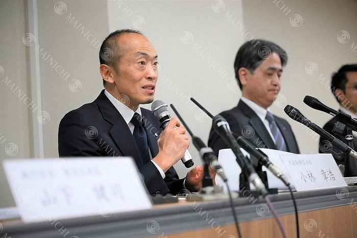 Kobayashi Pharmaceutical s  Red Yeast Rice  causes health hazard  President holds emergency press conference Kobayashi Pharmaceutical President Akihiro Kobayashi  left  holds a press conference after a health hazard was reported in a dietary supplement containing ingredients from red koji mushrooms.
