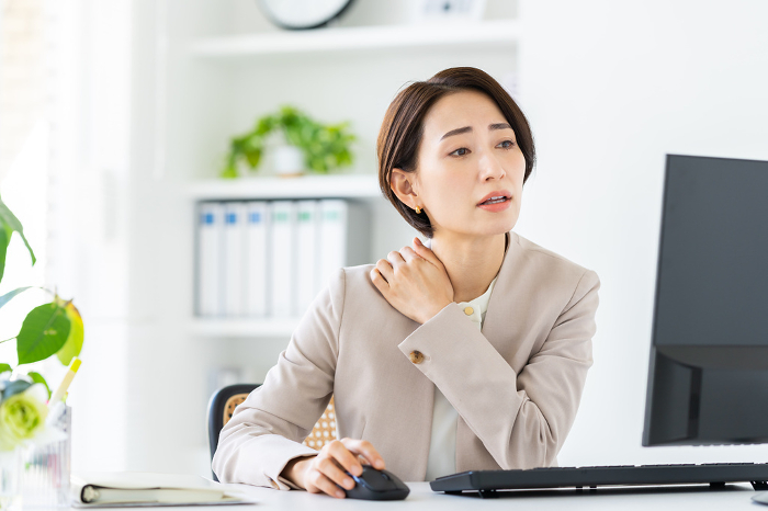 Japanese businesswoman with stiff shoulders (Female / People)