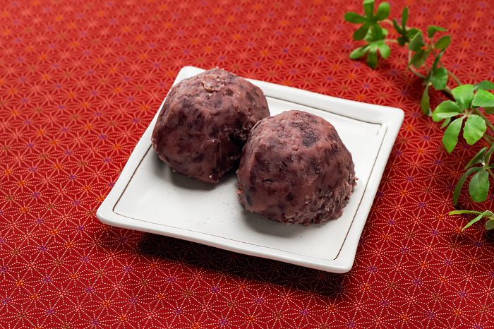 rice ball coated with sweetened red beans, soybean flour or sesame